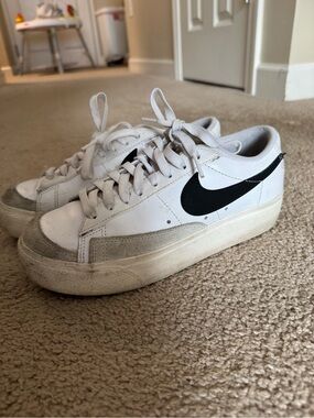 Nike White and Black Low-Top Sneakers